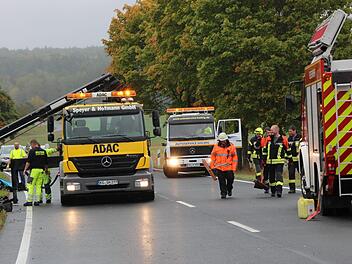 Aufräumarbeiten an der Unfallstelle: Die Feuerwehr Oberthulba reinigt die Straße, mehrere Abschleppwagen sind vor Ort. Foto: Benedikt Borst