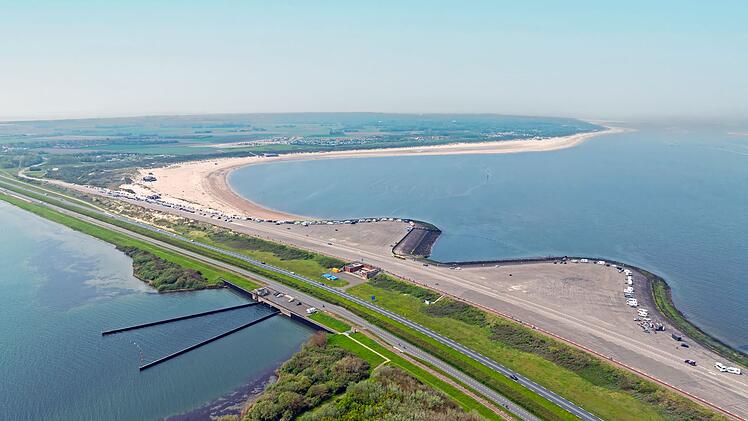 Deiche und Schutzanlagen m&uuml;ssen an den K&uuml;sten laufend nachgebessert werden.