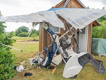 Ultraleichtflugzeug st&uuml;rzt bei Burgebrach in Holzh&uuml;tte