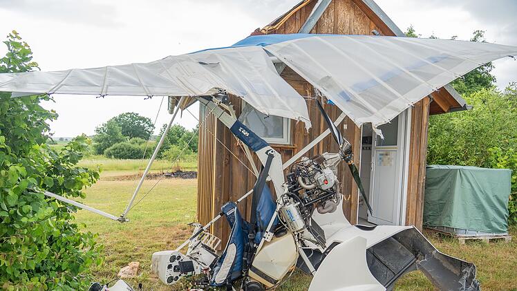 Ultraleichtflugzeug st&uuml;rzt bei Burgebrach in Holzh&uuml;tte