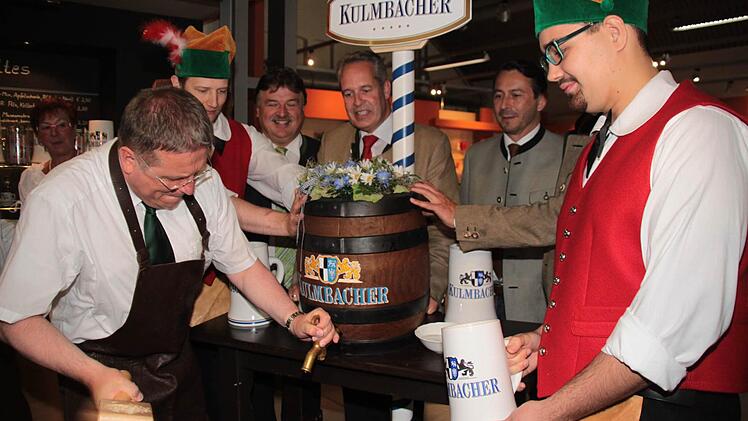 OB Henry Schramm holt Schwung - der Probeanstich gelingt ihm ohne Probleme. Fotos: Jürgen Gärtner