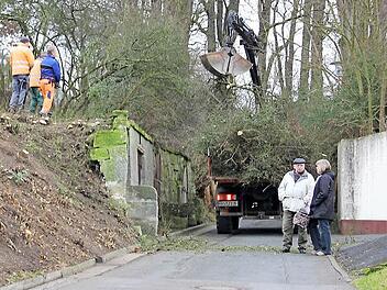 Auch als Holzmacher bewähren sich die Mitarbeiter des Bauhofes, wie hier im Frühjahr in der Kellergasse.Fotos:Ralf Kestel