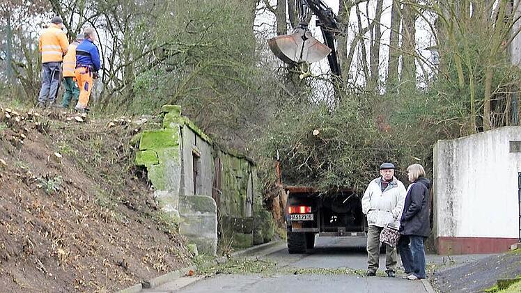Auch als Holzmacher bewähren sich die Mitarbeiter des Bauhofes, wie hier im Frühjahr in der Kellergasse.Fotos:Ralf Kestel