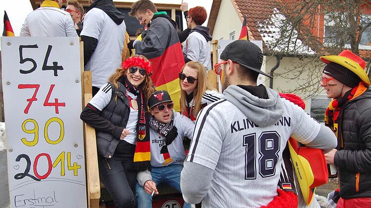 Rosenmontagszug in Stangenroth. Foto: Sigismund von Dobschütz