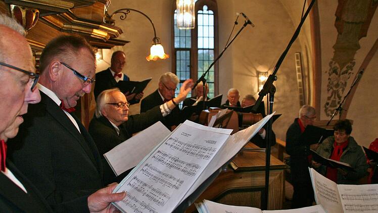 Selbst auf engstem Raum, wie hier auf dem Orgelpodest, kann der Gesangverein singen. Foto: Werner Vogel