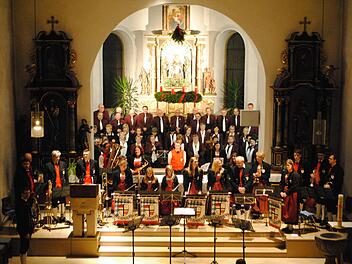 Sie erhielten viel Applaus: die vereinten musikalischen Kräfte aus Riedenberg nach ihrem Konzert in der Pfarrkirche. Foto: Evelyn Schneider