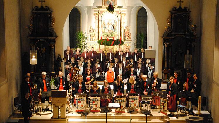 Sie erhielten viel Applaus: die vereinten musikalischen Kräfte aus Riedenberg nach ihrem Konzert in der Pfarrkirche. Foto: Evelyn Schneider