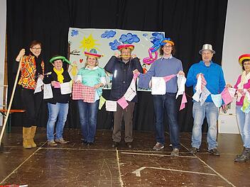 Angelika Rosenbauer, Sibylle Horn, Anne Loika, Pfarrer Michael Foltin, Gemeindereferent Matthias Beck, Oskar Körner und Barbara Fröba (von links) hoffen, dass viele Gäste den Eine-Welt-Fasching am Sonntag in der Zecherhalle besuchen werden. Foto: Heike Schülein