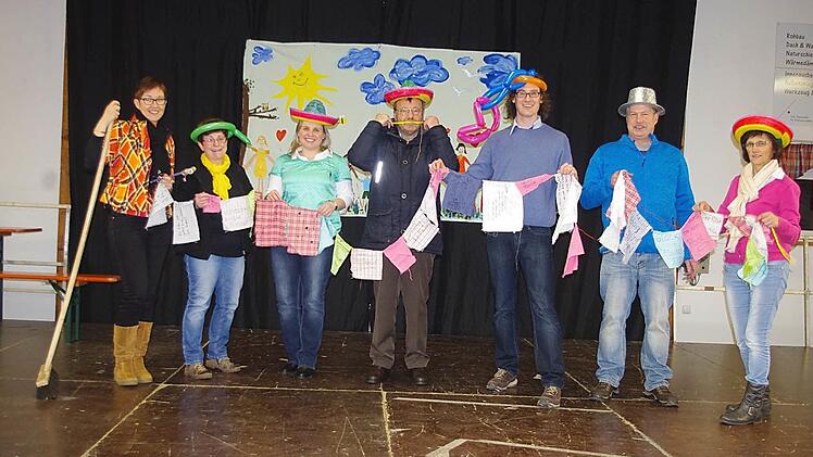 Angelika Rosenbauer, Sibylle Horn, Anne Loika, Pfarrer Michael Foltin, Gemeindereferent Matthias Beck, Oskar Körner und Barbara Fröba (von links) hoffen, dass viele Gäste den Eine-Welt-Fasching am Sonntag in der Zecherhalle besuchen werden. Foto: Heike Schülein