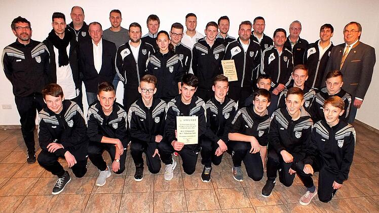 Mit der Meistermannschaft U-15 (vorne) sowie den Vize-Meisterschaften der 1. und 3. Mannschaft stellte der FC Sand im rückliegenden Jahr drei Aufstiegsmannschaften. Ganz besonders freute das dem ehemaligen Landesligafußballer Bürgermeister Bernhard Ruß (rechts).