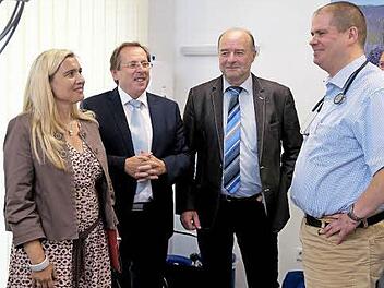 Gesundheitsministerin Melanie Huml, MdL Hans Herold, Bürgermeister Werner Stöcker im Gespräch mit Dr. Markus Wischnack Foto: Johanna Blum