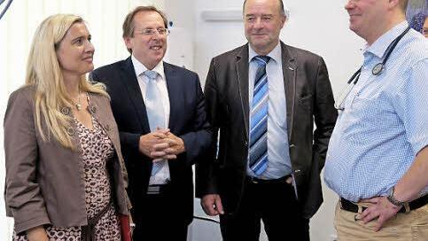 Gesundheitsministerin Melanie Huml, MdL Hans Herold, Bürgermeister Werner Stöcker im Gespräch mit Dr. Markus Wischnack Foto: Johanna Blum