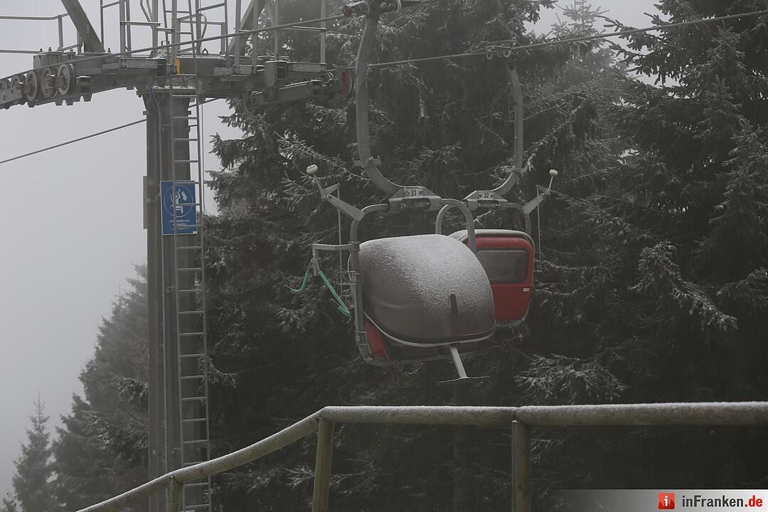 Erster Neuschnee am Ochsenkopf – Landschaft weiß überzuckert