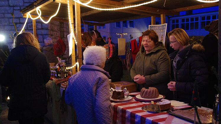Der katholische Frauenbund bot Kaffee und Kuchen an. Im Hintergrund der Stand der Franziskusschwestern aus Vierzehnheiligen.Foto: Thomas Hümmer