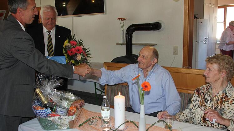 Bürgermeister Armin Postler und Landrats-Stellvertreter Johann Pfister überbrachten Hans und Dora Roßmeier (im Bild von links) Glückwünsche und Geschenke. Foto: Ralf Kestel