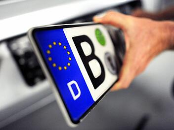 Coburg: Nach Belieben gewechselt - Mann nutzt dasselbe Kennzeichen für zwei Autos Coburg: Nach Belieben gewechselt - Mann nutzt dasselbe Kennzeichen für zwei Autos