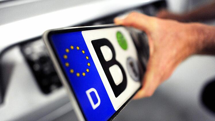 Mutige Zeugen stoppen aggressiven Mann (41) bei Kennzeichen-Klau in Kulmbach