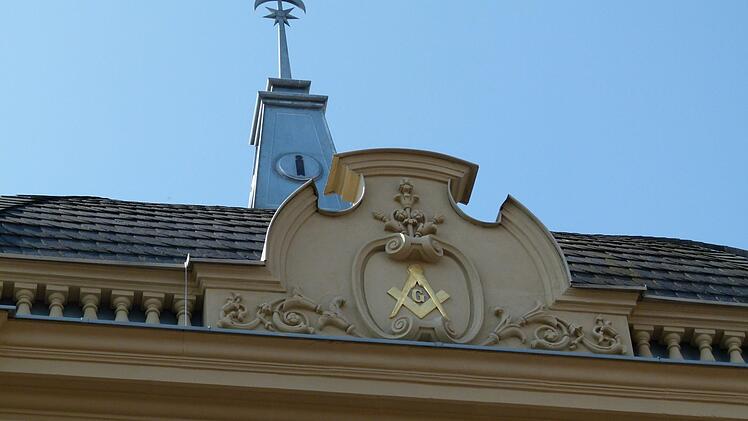 Freimaurer-Logo: Winkelmaß und Zirkel, Werkzeuge der mittelalterlichen Maurer.
