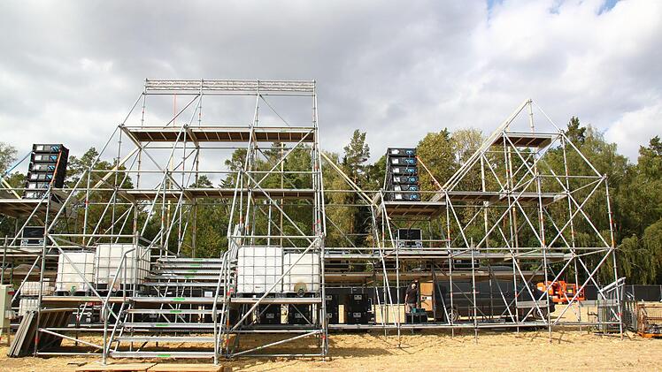 Aufbau für die Party im Nirgendwo. Foto:  Jürgen Gärtner