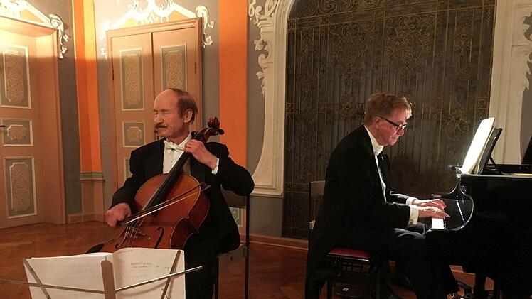 Reichlich Applaus ernteten Jürgen de Lemos Cello) und Hans-Dieter Bauer (Klavier) bei ihrem Konzert im Andromedasaal der Landesbibliothek.Foto: Jochen Berger