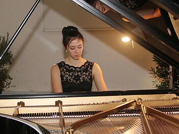 Ernsthaft, unaufgeregt, versunken und unglaubliche präzise interpretierte Nina Scheidmantel die Werke von Bartók, Schumann, Liszt, van Beethoven und Debussy. Foto: Sonny Adam