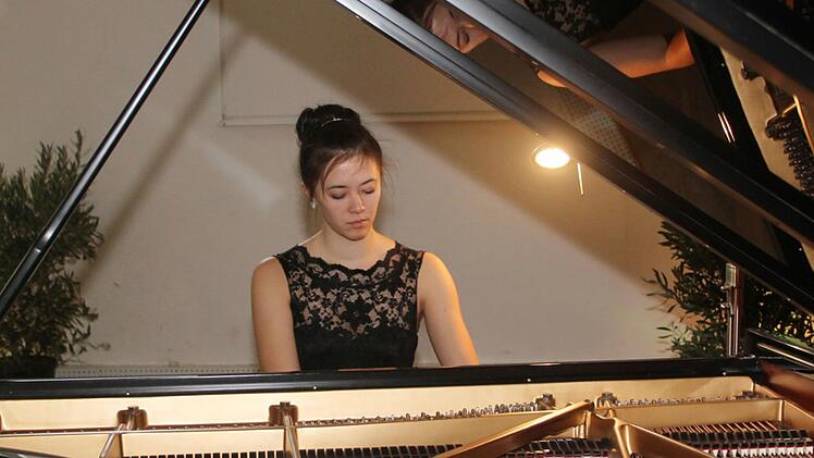 Ernsthaft, unaufgeregt, versunken und unglaubliche präzise interpretierte Nina Scheidmantel die Werke von Bartók, Schumann, Liszt, van Beethoven und Debussy. Foto: Sonny Adam