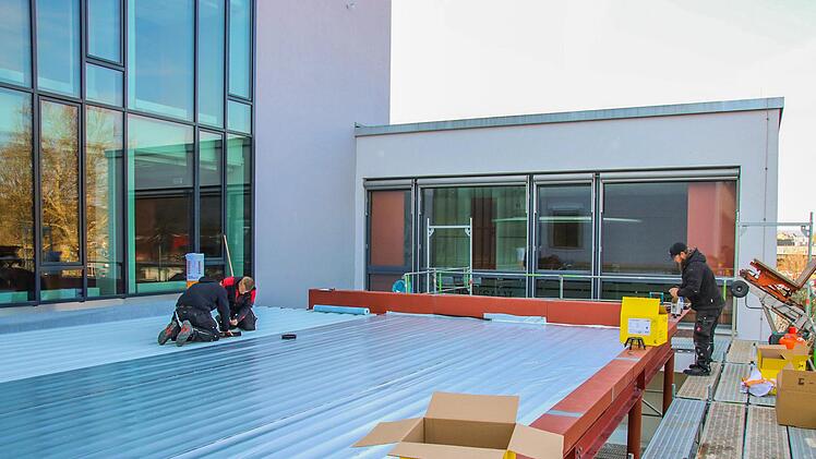 Die Arbeiter der Firma Münster aus Kulmbach sind dabei, die Dampfsperre über dem Eingangsbereich zu verlegen. Foto: Jürgen Gärtner