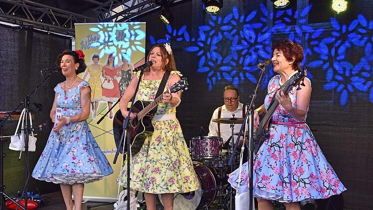Sie tragen stilecht Petticoats und machen Musik aus den 1950er und 1960er Jahren. Die Band "The Wonderfrolleins" mit Isabelle Bodenseh, Andrea Paredes Montes und Lexi Rumpel (vorne von links) sowie dem Schlagzeuger Don Giorgio (hinten) sorgten für eine tolle Stimmung beim "abend.licht" des Kulturamts Haßfurt live. Foto: Ulrike Langer