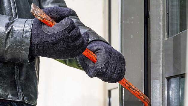 Nach einem Einbruch in einen Getr&auml;nkemarkt im Erlanger Stadtteil Frauenaurach hofft die Polizei auf hilfreiche Zeugenhinweise.