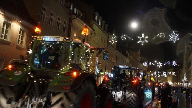 Auch in der Langen Straße freuten sich viele über die weihnachtliche Stimmung, die die Traktoren in die Stadt brachten. Foto: Joseph Beck