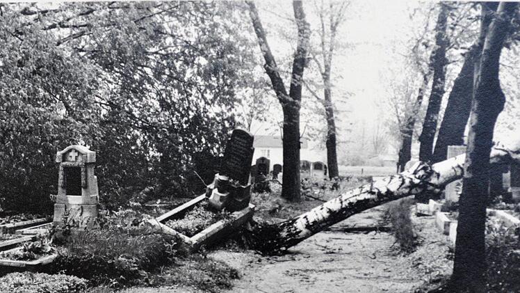tark in Mitleidenschaft gezogen wurde der Friedhof an der Eisfelder Straße. Soldaten einer amerikanischen Einheit aus Bamberg halfen bei den Aufräumarbeiten mit.