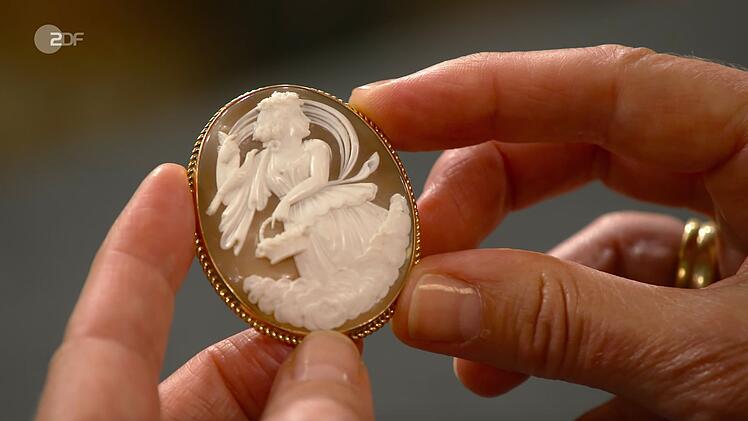 Eine Brosche aus dem Nachlass der Familie erkannte Expertin Heide Rezepa-Zabel als Muschel-Kamee aus Neapel.