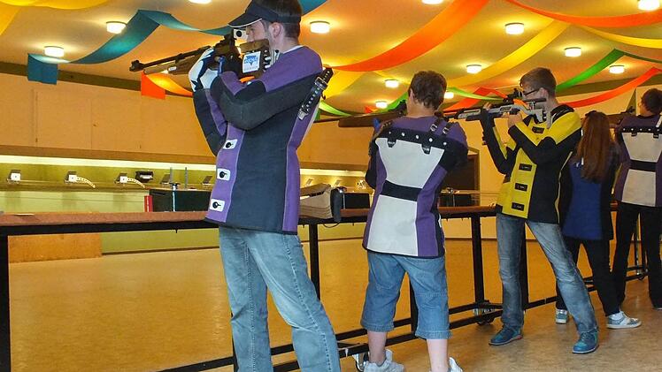 Die Zahlbacher Schützen haben ihr Königshaus 2013 bekannt gegeben. Unser Foto zeigt die Jugend beim Training. Fotos: Björn Hein