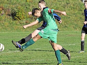 Energischer Zug zum Tor: Lukas Gröning (vorne), Spielführer der SG TV Jahn Winkels, im Duell mit dem Steinacher Marcel Vogler. Unser Archivfoto entstand im Jahr 2011. Foto: ssp