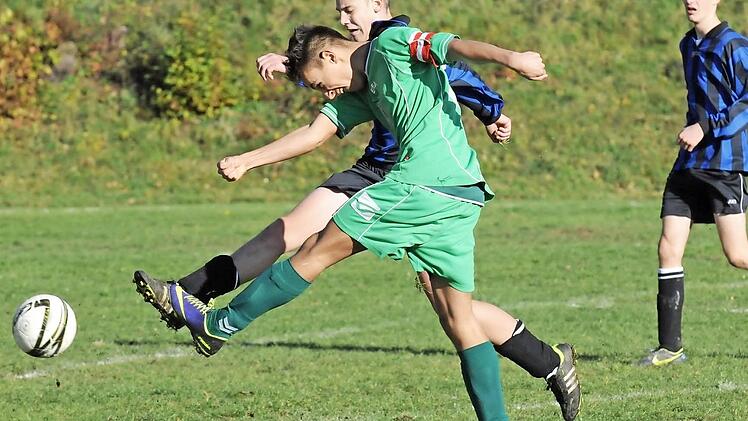 Energischer Zug zum Tor: Lukas Gröning (vorne), Spielführer der SG TV Jahn Winkels, im Duell mit dem Steinacher Marcel Vogler. Unser Archivfoto entstand im Jahr 2011. Foto: ssp