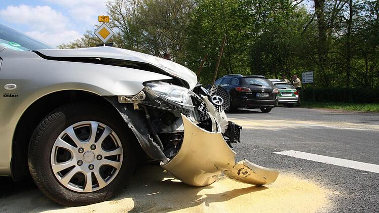 Der Pkw wurde im Frontbereich erheblich beschädigt. Foto: Ralf Ruppert