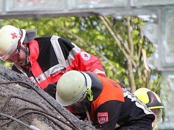 Ein großes Betonteil ist auf den Bagger gestürzt. Die Rettungskräfte kommen nicht an den Baggerfahrer heran. Foto: Ulrike Müller