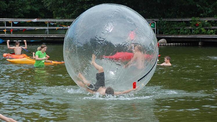 Das macht Spaß: mit Aquazorbs über das Wasser kugeln .