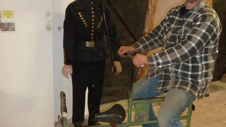 Stockheims Vorsitzender Heiko Eisenbeiß mit der Neuerwerbung "Grubenfahrrad".  Foto: Gerd Fleischmann