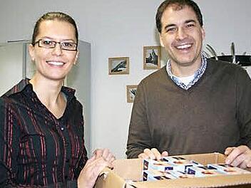 Diana Könitzer, Leiterin der Asylsozialberatung Höchstadt, freut sich über die Spende, die Michael Raabe von der Martin Bauer Group für die Flüchtlinge bringt. Foto: privat