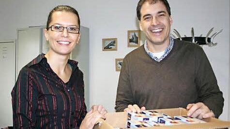 Diana Könitzer, Leiterin der Asylsozialberatung Höchstadt, freut sich über die Spende, die Michael Raabe von der Martin Bauer Group für die Flüchtlinge bringt. Foto: privat