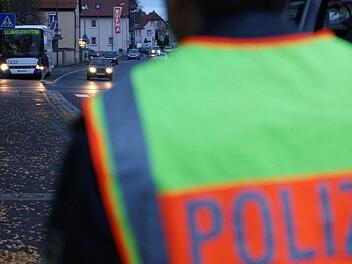 Nur mit Schritttempo darf der Verkehr am wartenden Bus vorbeifahren. Die Polizei überprüft das in der Kissinger Straße. Foto: Arkadius Guzy