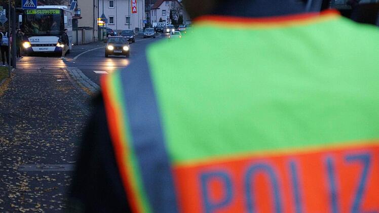 Nur mit Schritttempo darf der Verkehr am wartenden Bus vorbeifahren. Die Polizei überprüft das in der Kissinger Straße. Foto: Arkadius Guzy