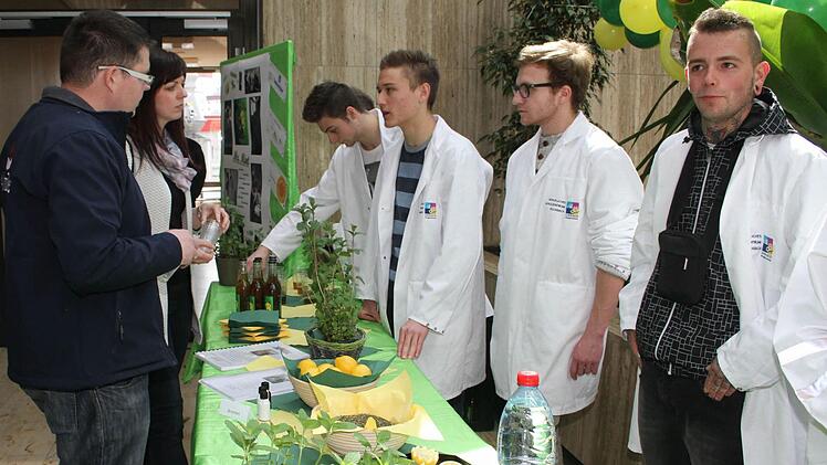 Pfefferminztee war gestern, jetzt kommt das Erfrischungsgetränk "Mr. Mint, hergestellt aus Wasser, Pfefferminztee und Zitrone. Foto: Sonja Adam