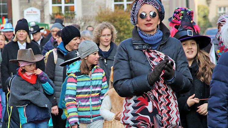 Vom Oberen Tor zog die Faschingstruppe durch die Stadt, die Veit-Stoß-Straße hinunter, rund ums Rathaus und runter zum Anger. Foto: Dieter Britz