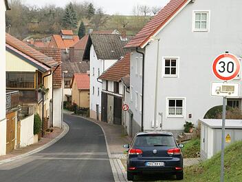Nur für Lkw ist die Geschwindigkeit in der Bischof-Pflaum-Straße in Lembach auf 30 begrenzt. Die Lembacher wollen aber ein generelles Tempolimit - auch nach dem abschlägigen Bescheid aus dem Landratsamt.Sabine Weinbeer