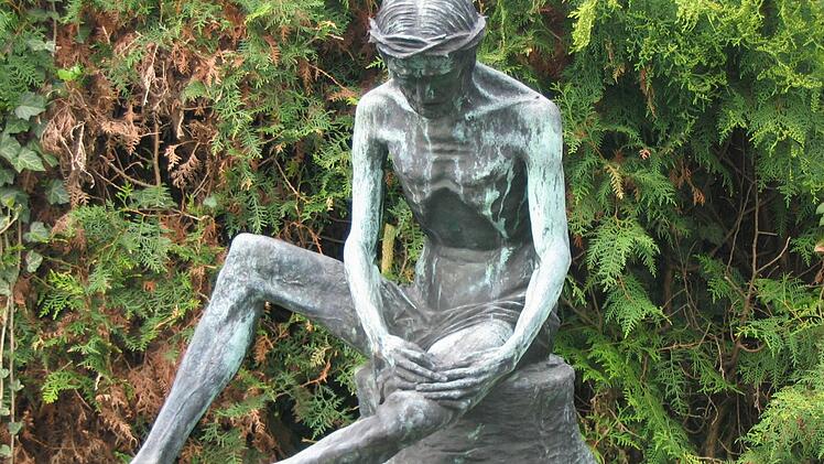 Die Darstellung des Christus, sitzend als Schmerzensmann, ziert das Familiengrab von Philipp Sauermann. Foto: erich Olbrich