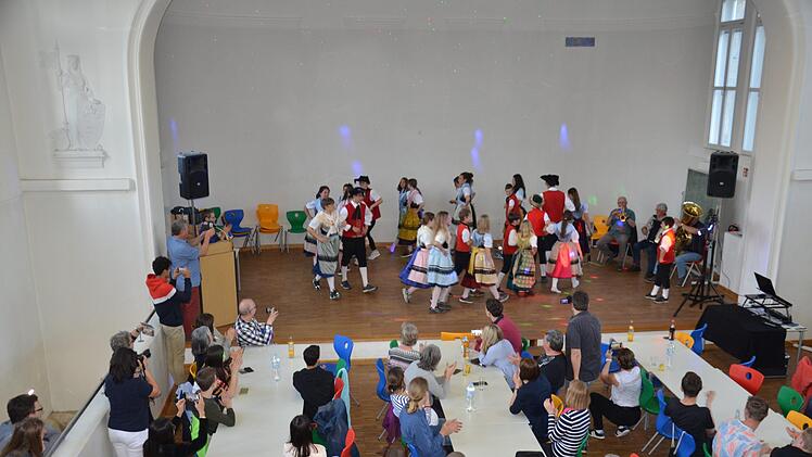 Die jungen Sportler studierten zusammen mit den Effeltricher Musikanten einen fränkischen Tanz ein und führten ihn beim gemeinsamen Abend auf. Foto: privat
