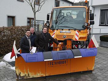 Der 2011 angeschaffte Unimog der Gemeinde steht für (von links) Martin FInzel, Wolfgang Harnauer und Rainer Scholz symbolisch: Die Gemeinde Ahorn rüstet nämlich personell und technisch auf, um wieder mehr kommunale Aufgaben in eigener Arbeit zu erledigen. Foto: Berthold Köhler