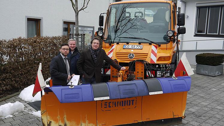 Der 2011 angeschaffte Unimog der Gemeinde steht für (von links) Martin FInzel, Wolfgang Harnauer und Rainer Scholz symbolisch: Die Gemeinde Ahorn rüstet nämlich personell und technisch auf, um wieder mehr kommunale Aufgaben in eigener Arbeit zu erledigen. Foto: Berthold Köhler